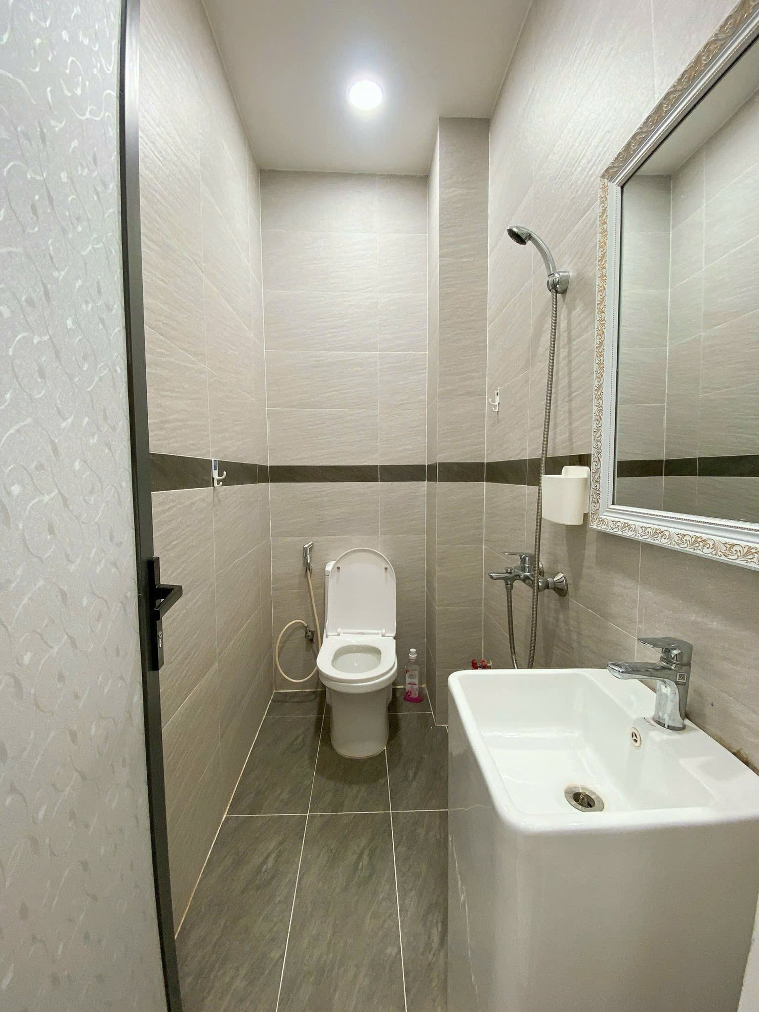 Nhà phố 2 lầu, sân thượng (3,5mx17m) gồm mặt bằng k.doanh và 6 phòng d.vụ Đường Nguyễn Thanh Tuyền